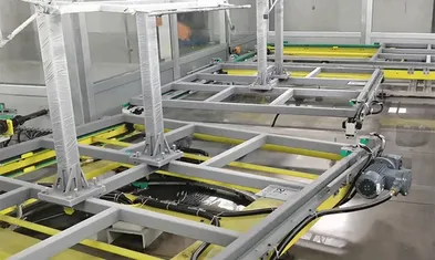Leveling Conveyor System for Color-Coated Plastic Parts